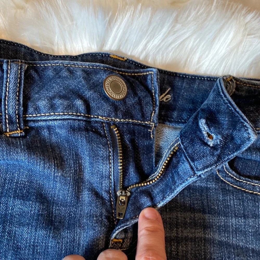 American Eagle Stretch Raw Edge Jean Short - Size 6 - Picture 4 of 7